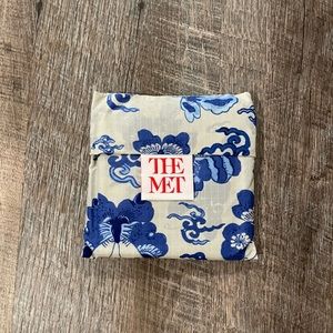 NWOT Baggu Standard Reusable Bag - Blue & White Butterfly Vase - The MET collab